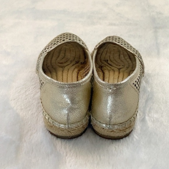 Like New Gold Frye Lee A Line Perf Shoes, size 7 - Picture 9 of 12